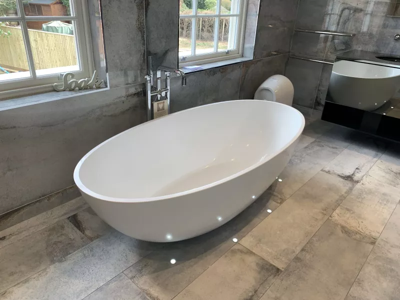 Freestanding bath with floor lights
