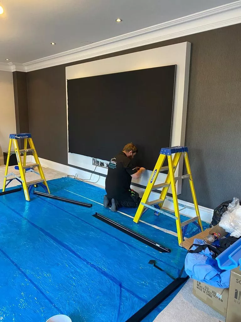Fitting the projector screen
