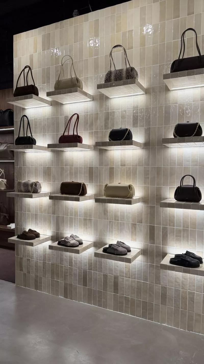 Illuminated tiled display wall for handbags and shoes