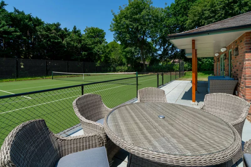 Outdoor dining by the tennis court