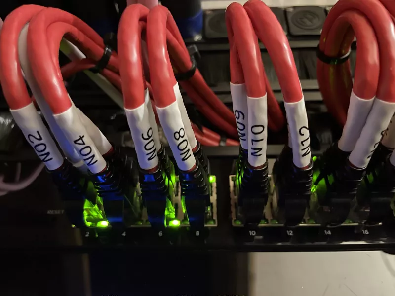 Labelled cables in the rack